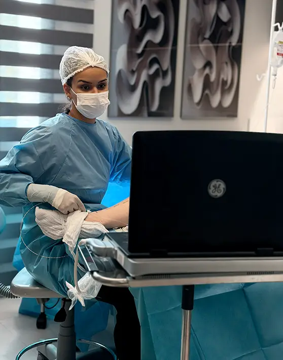 Dra. Amanda Campos durante avaliação vascular na Clínica Gratti em Cuiabá